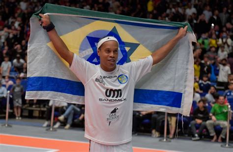 ronaldinho with israel flag